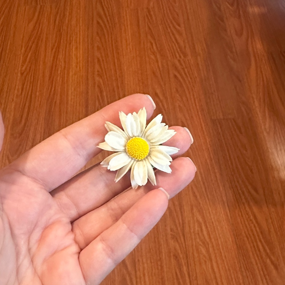 Daisy Flower pin brooch Clip comes with earrings vintage